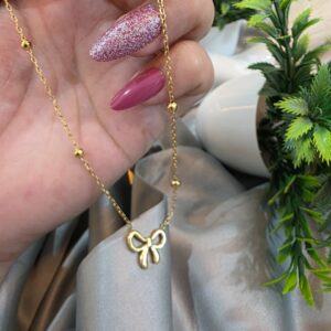 Bow shaped chain pendent