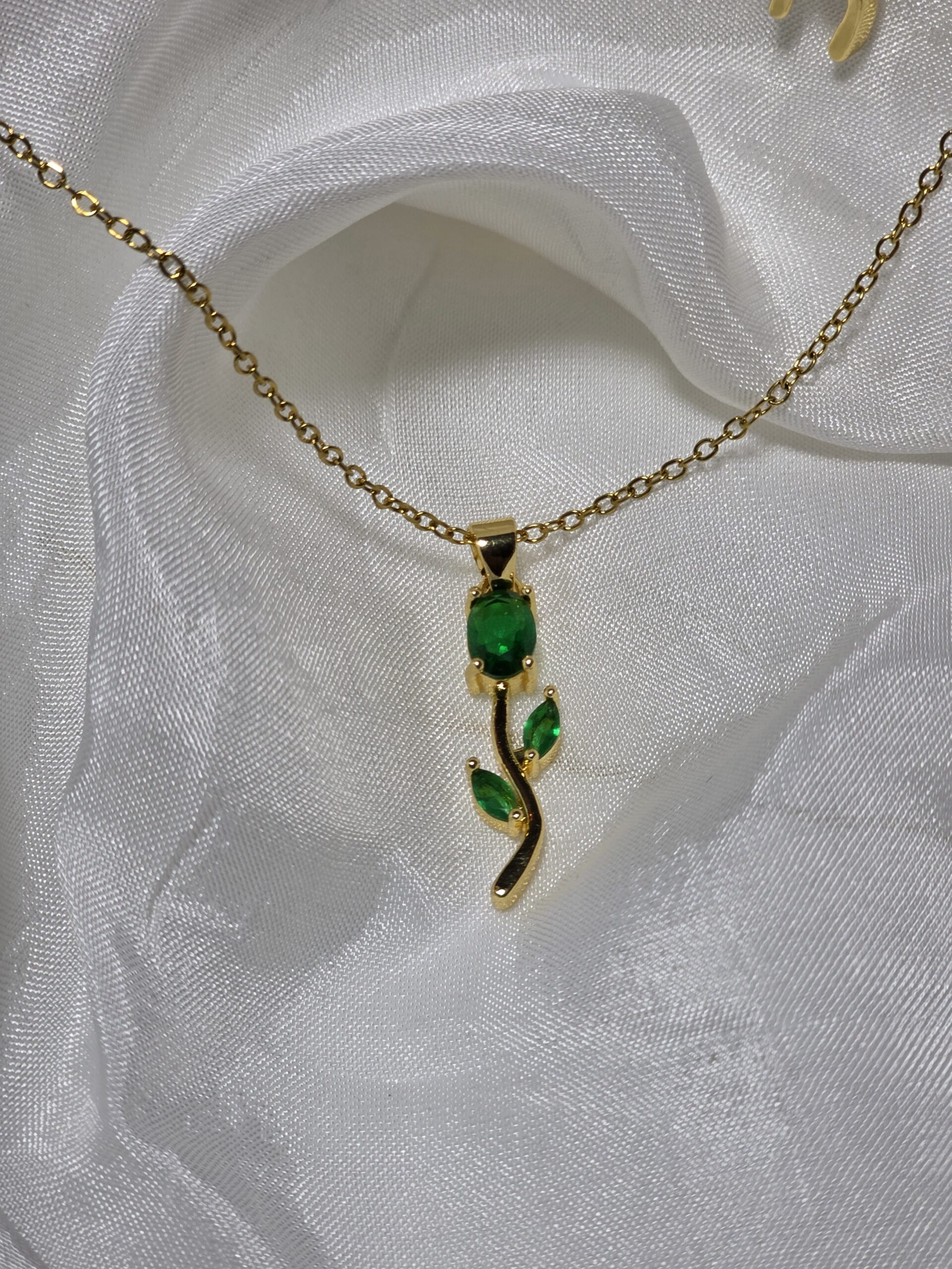 Vione Emerald Tulip Pendent Set - Image 2