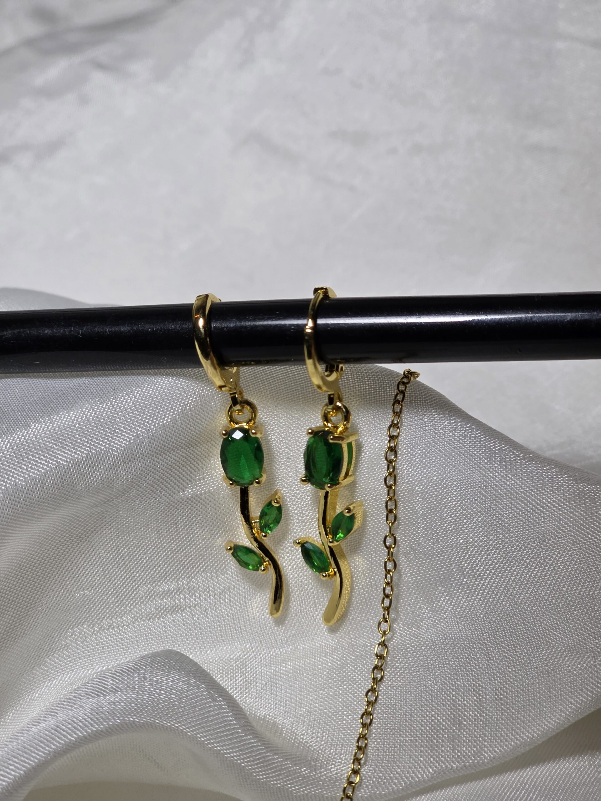 Vione Emerald Tulip Pendent Set - Image 4