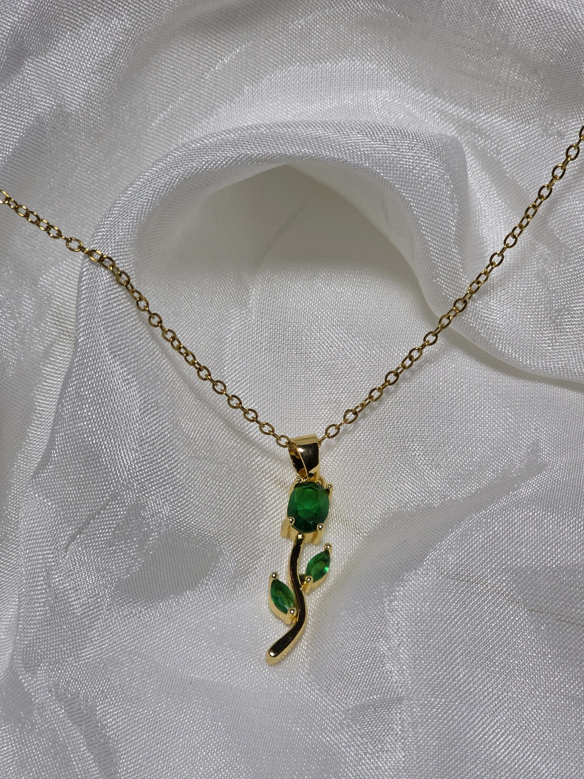 Vione Emerald Tulip Pendent Set - Image 6