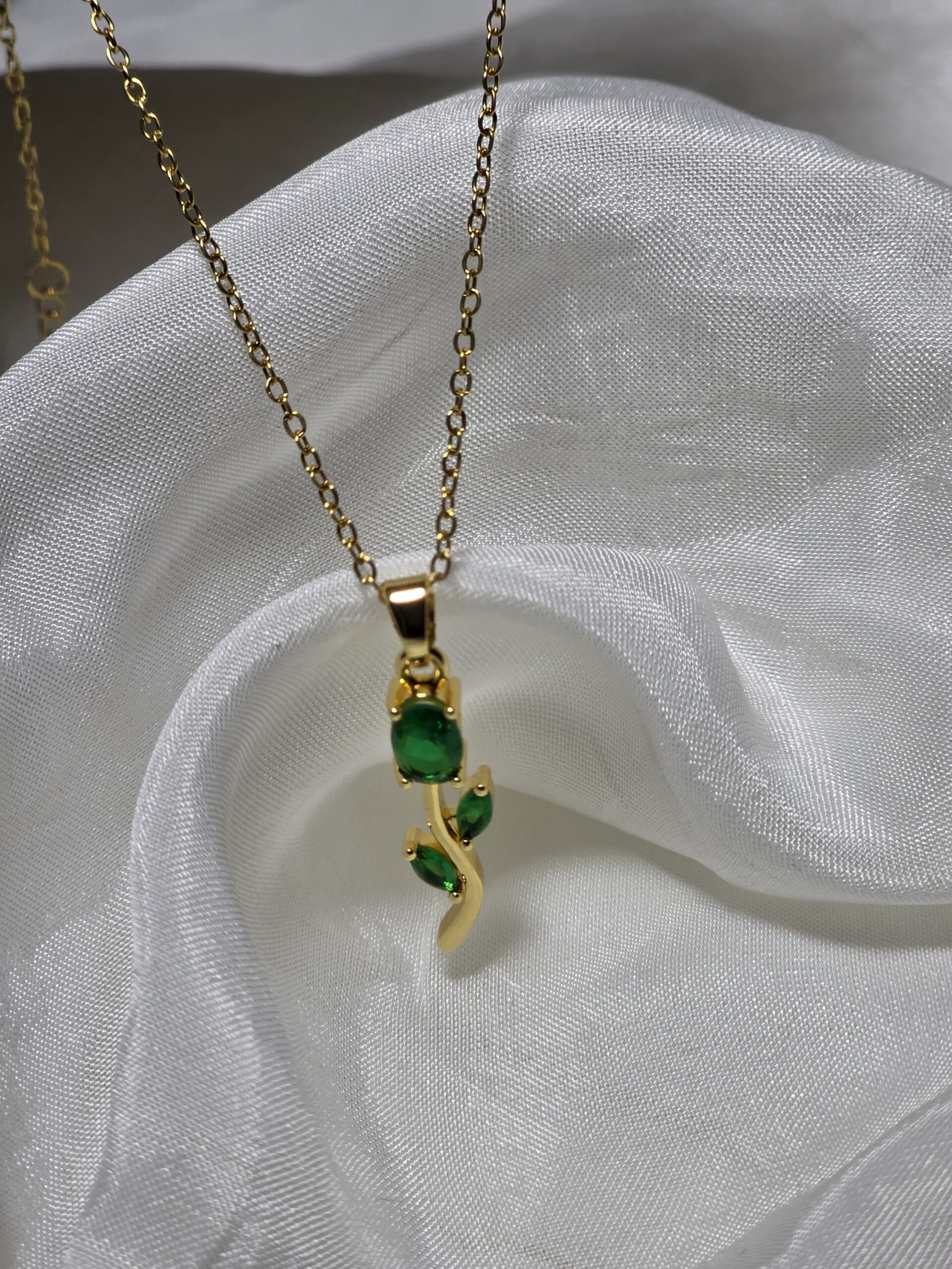 Vione Emerald Tulip Pendent Set - Image 5