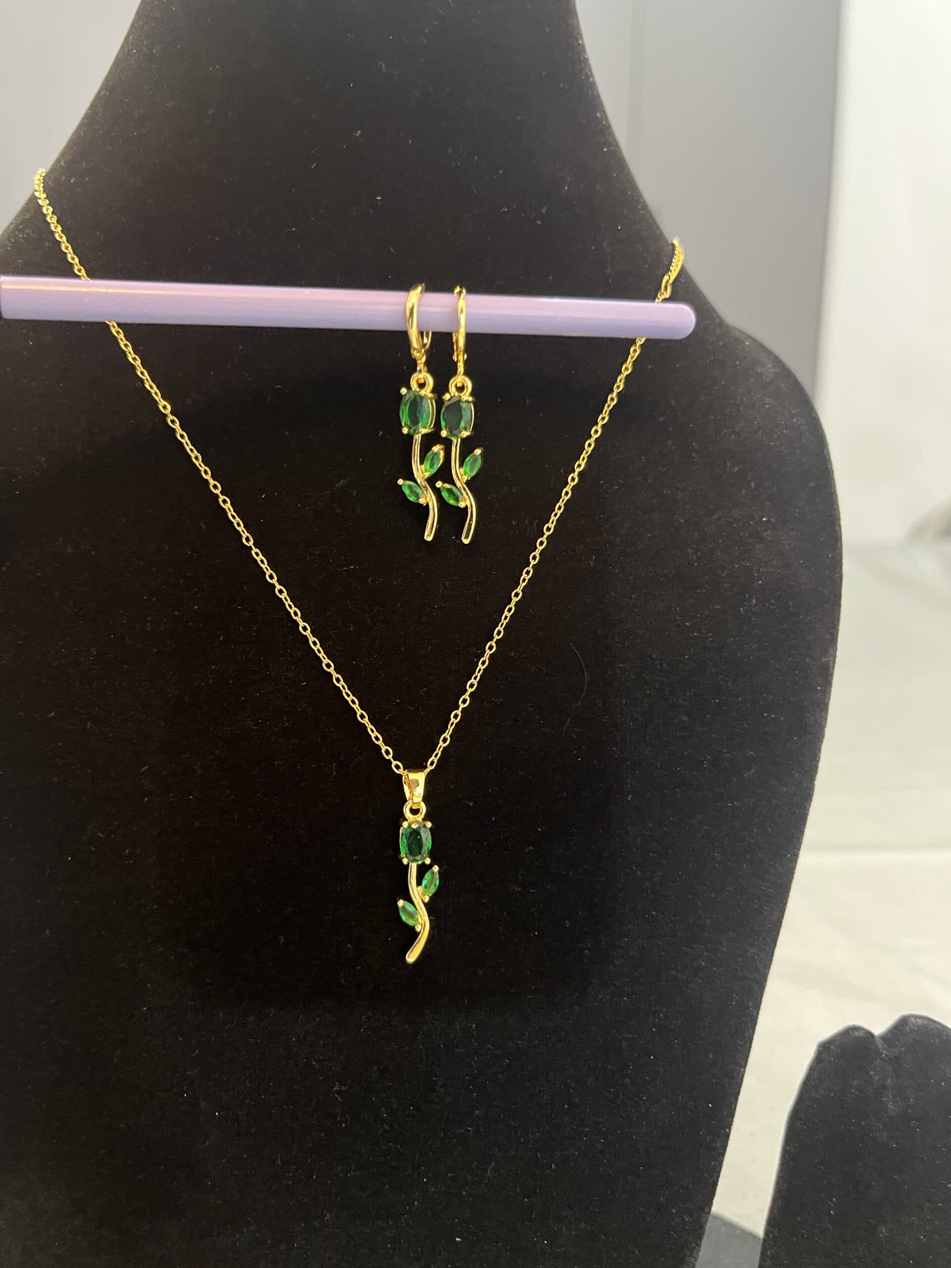 Vione Emerald Tulip Pendent Set - Image 6