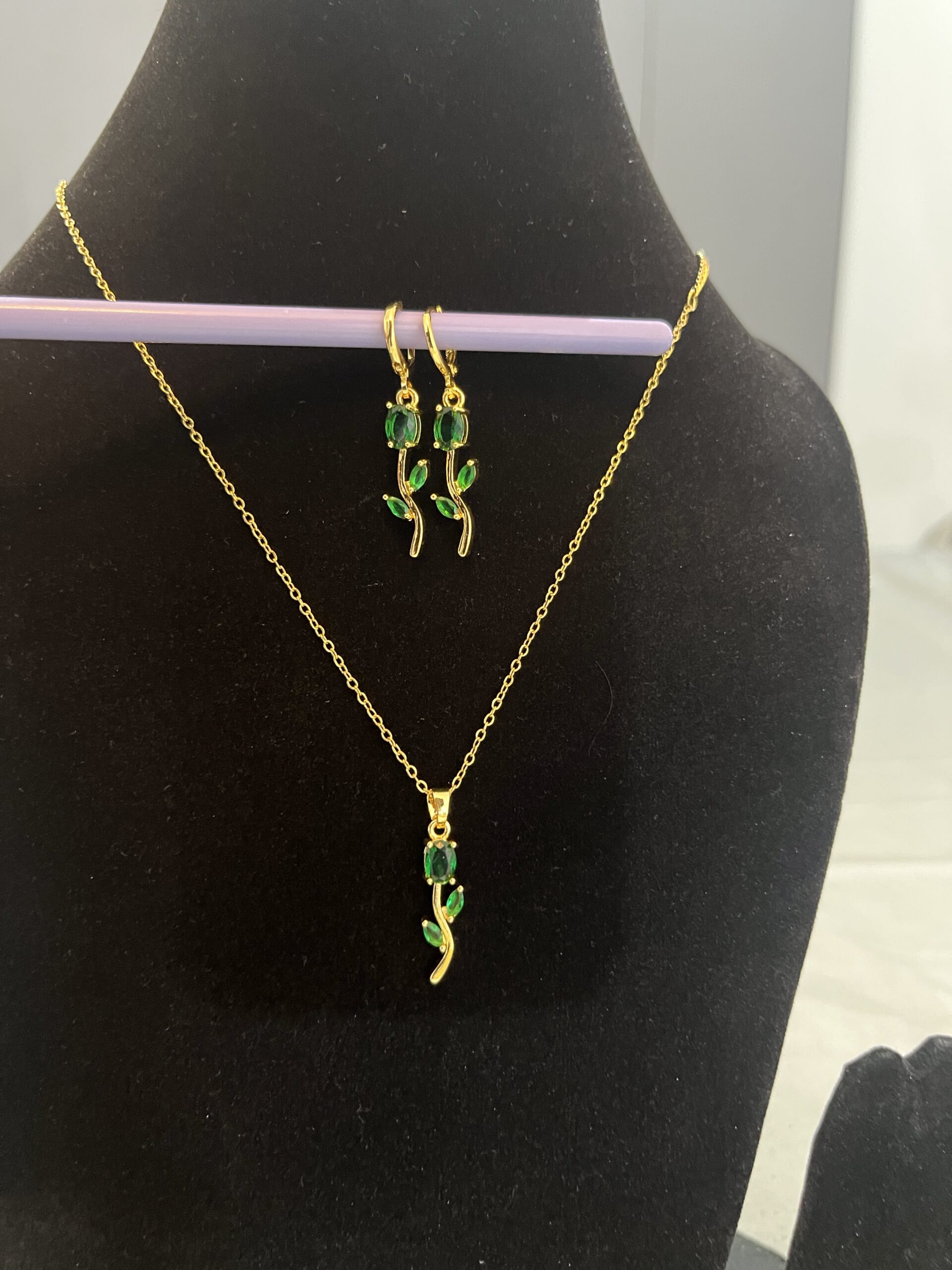 Vione Emerald Tulip Pendent Set - Image 5