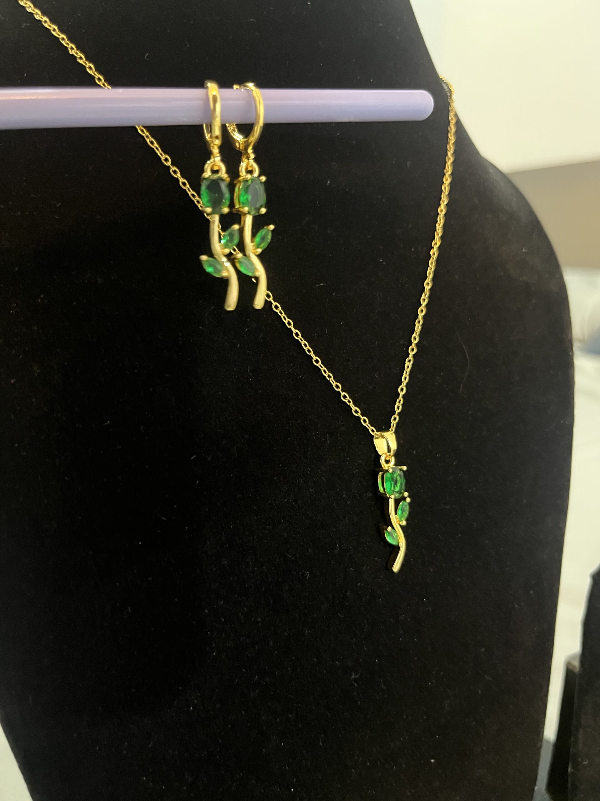 Vione Emerald Tulip Pendent Set - Image 2