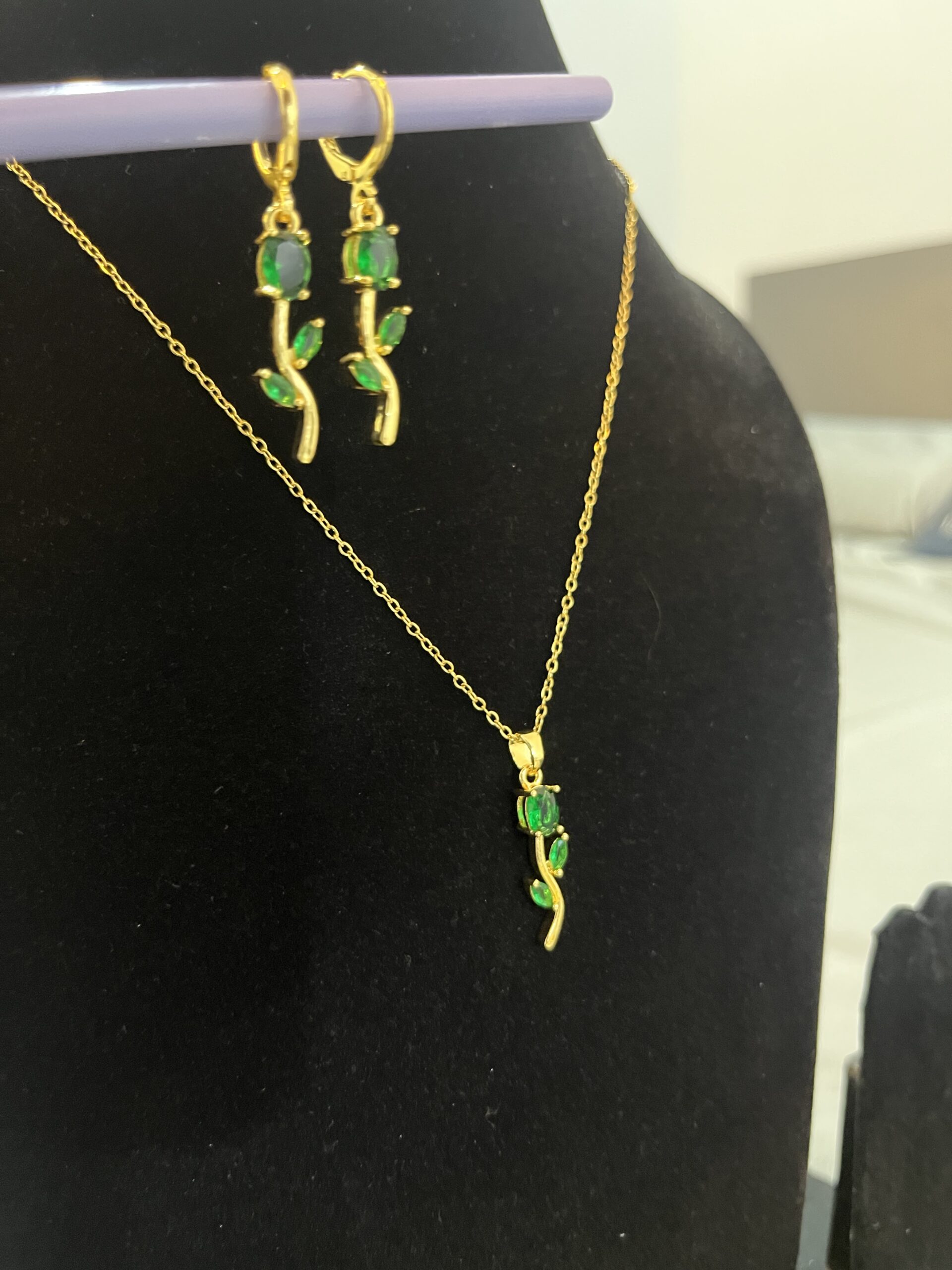Vione Emerald Tulip Pendent Set - Image 7