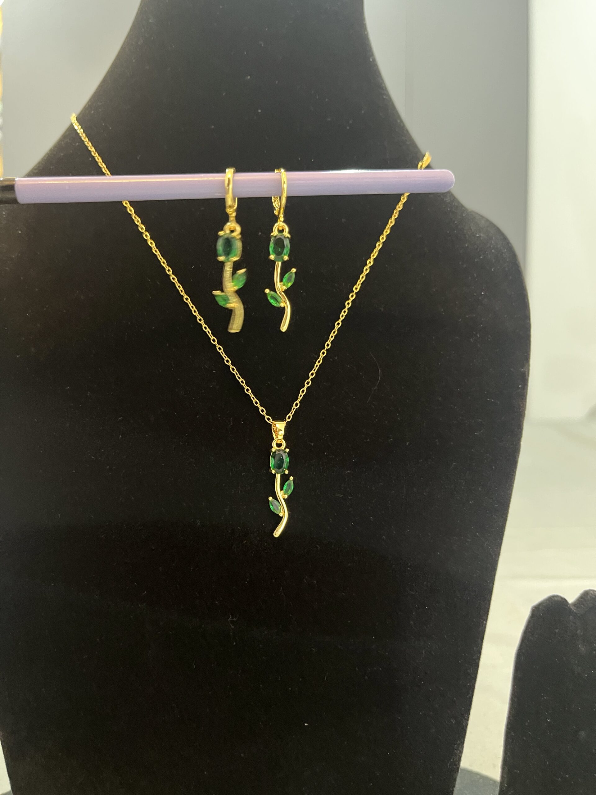 Vione Emerald Tulip Pendent Set - Image 4