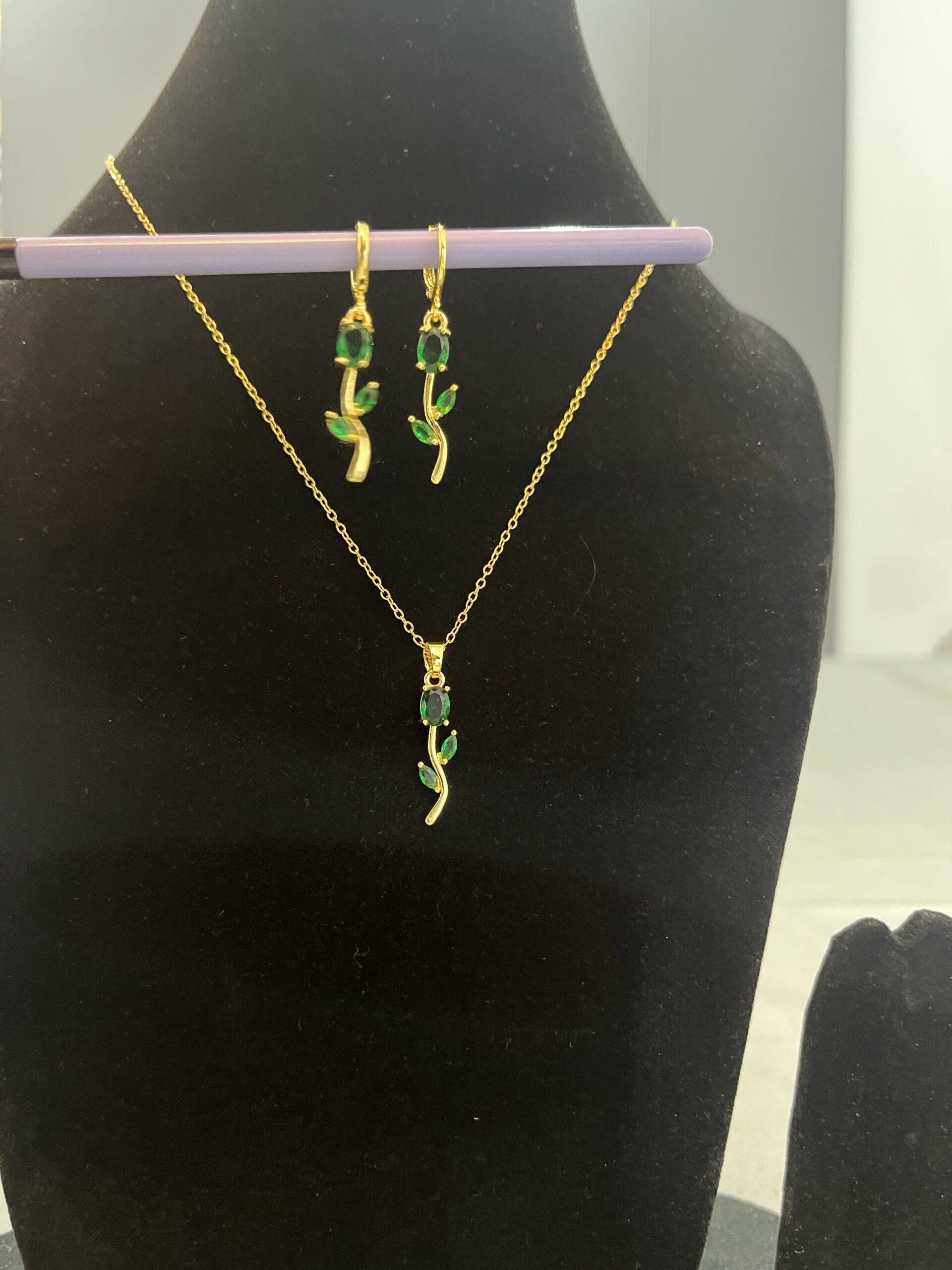 Vione Emerald Tulip Pendent Set