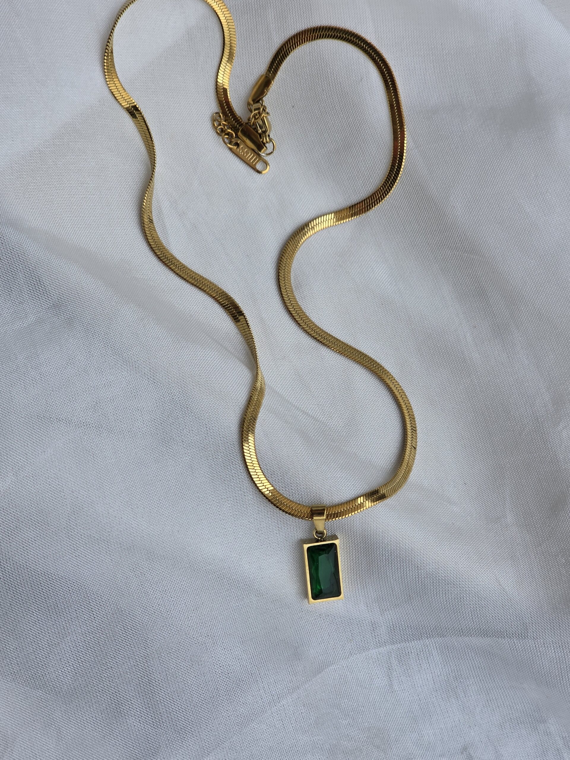 Emerald snake chain pendent